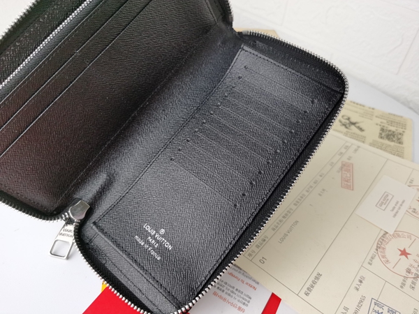 LVコピーウォレット着用イメージ